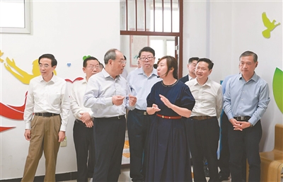 图为调研组一行在哈尔滨市特殊教育学校调研